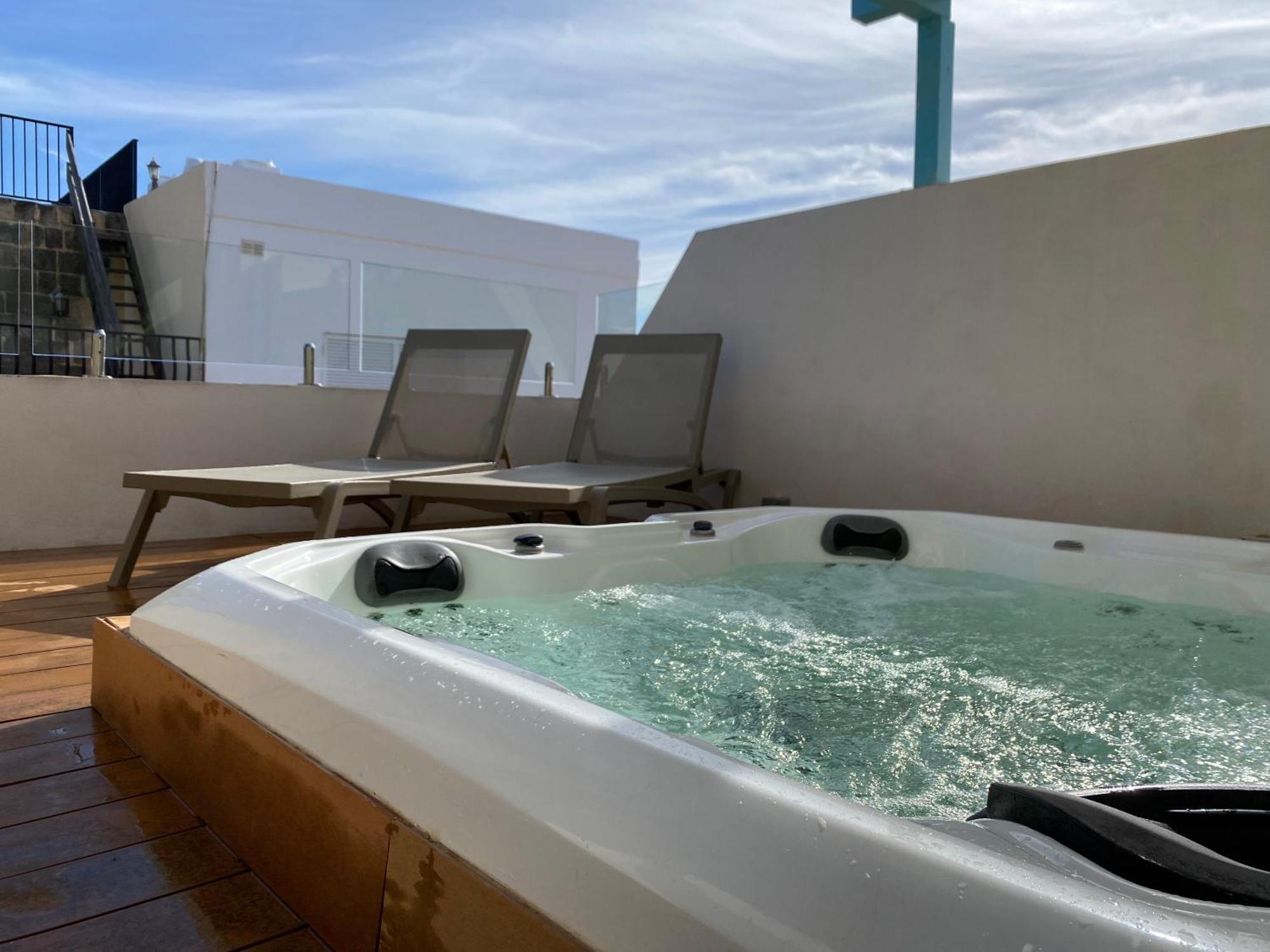 Amazing 4-bedroom Town House With Jacuzzi Сasa de vacaciones Sliema